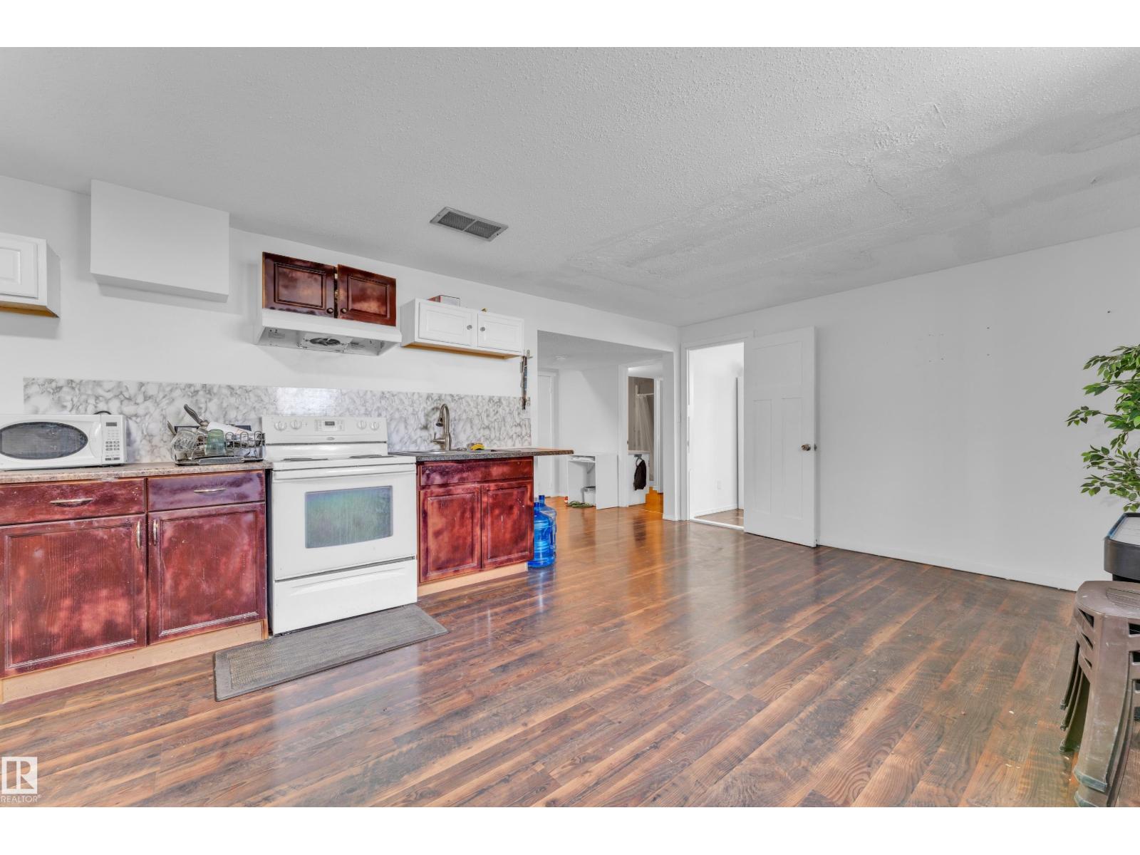 2416 35 St Nw Property Photo 25