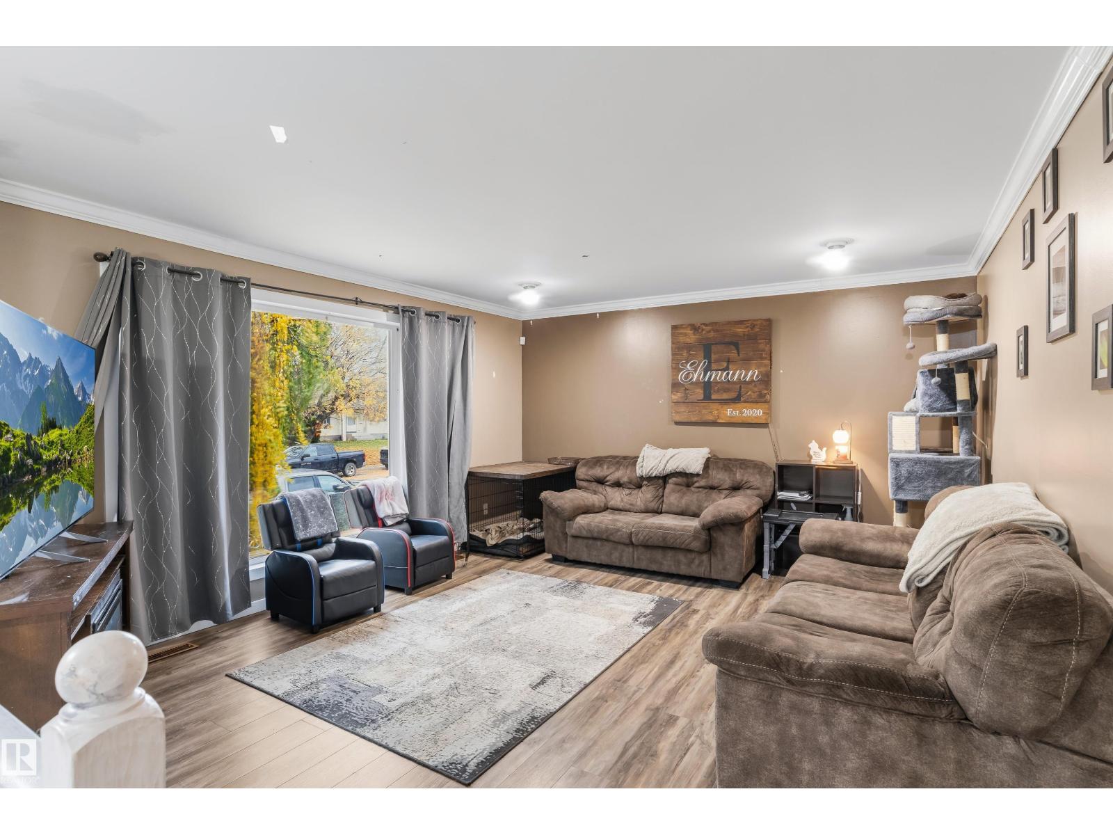 5014 45 St Property Photo 4