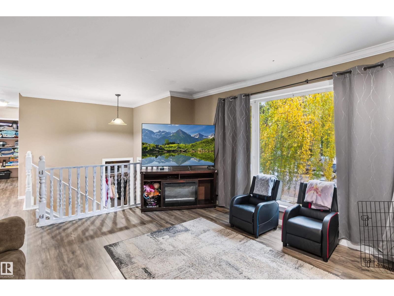 5014 45 St Property Photo 5