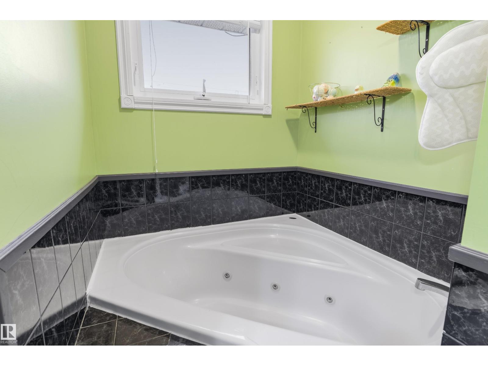 5014 45 St Property Photo 16