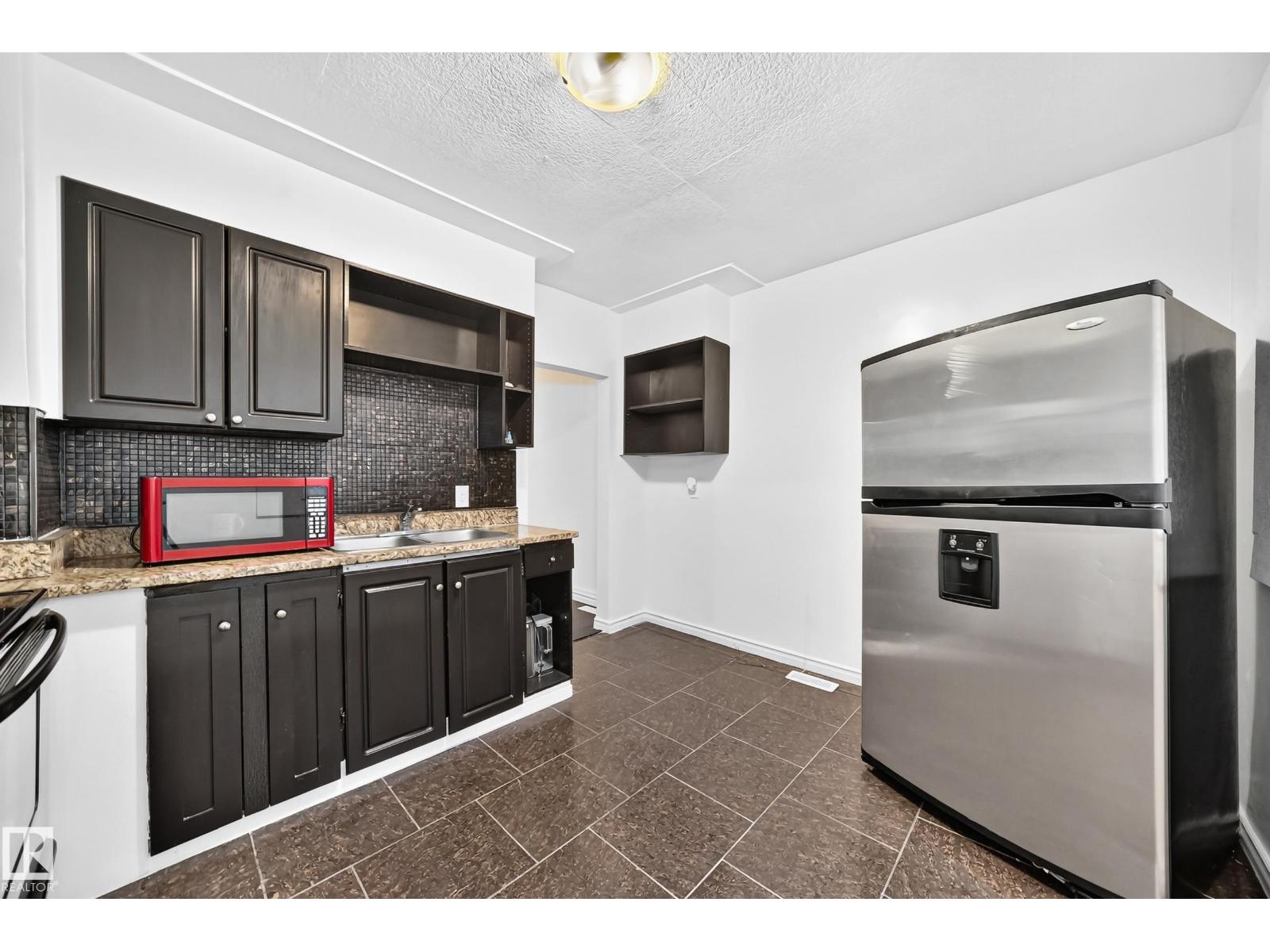 11014 95 St Nw Property Photo 9