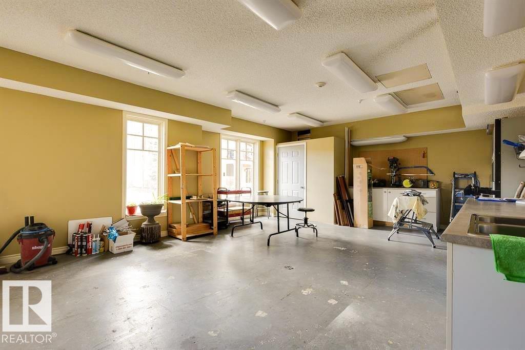 #209 9819 96a St Nw Property Photo 58