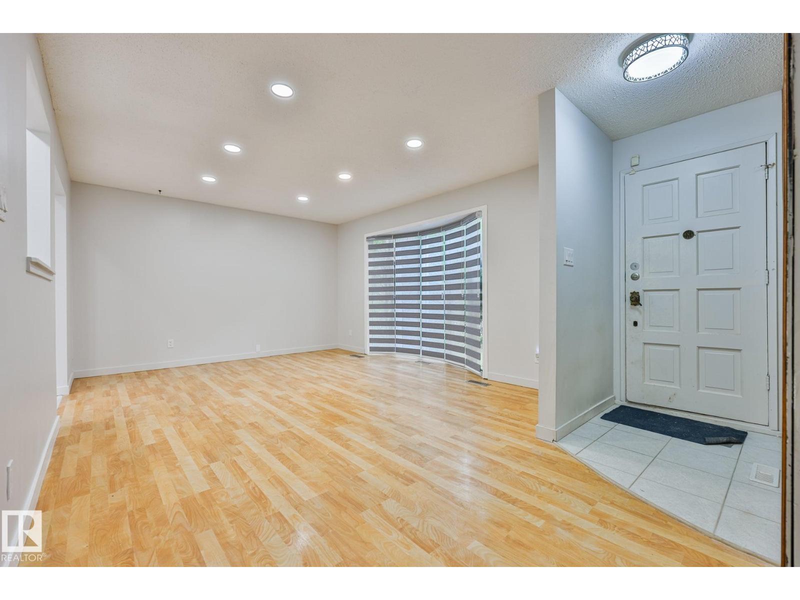4324 70 St Nw Property Photo 2