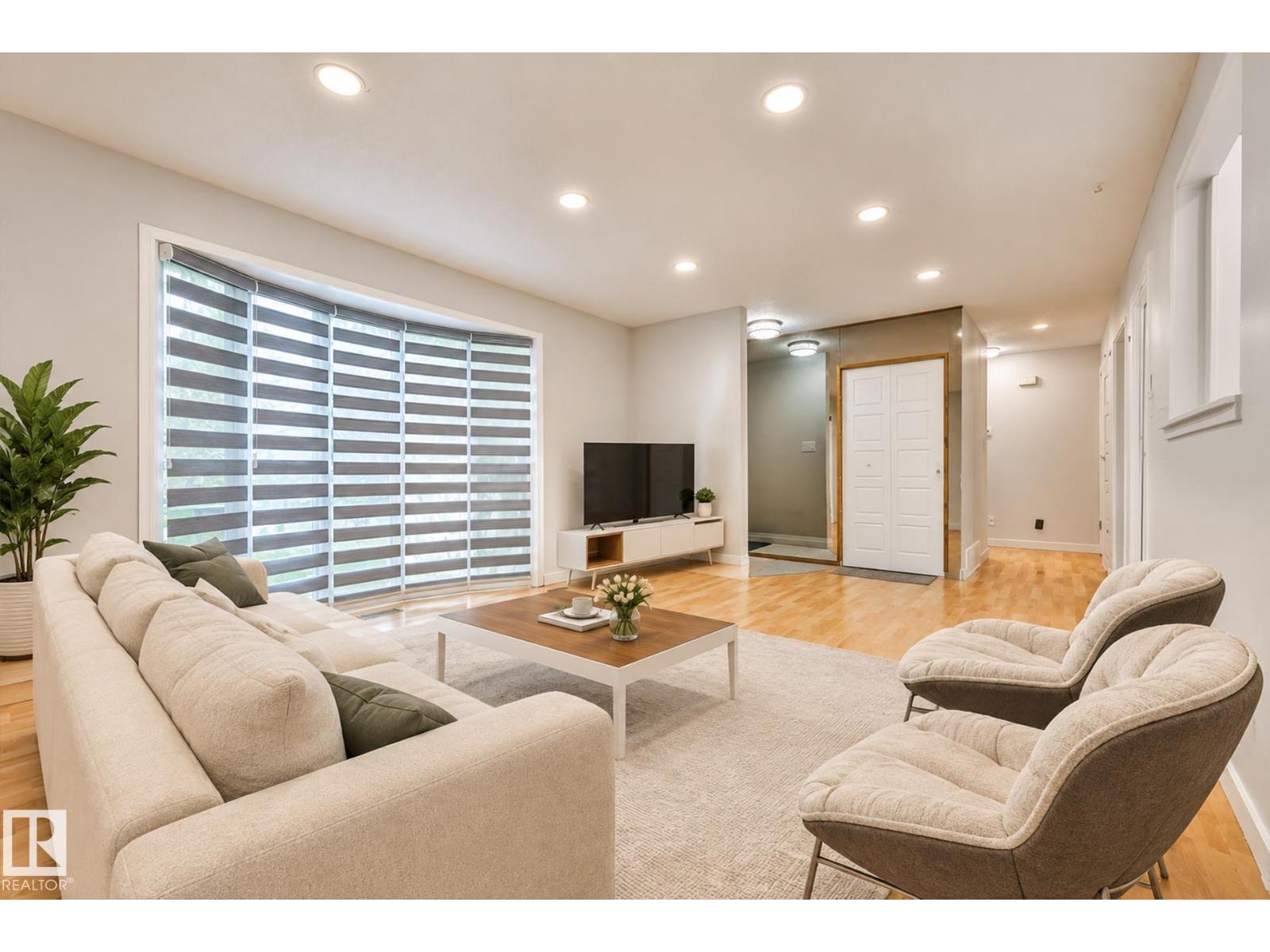 4324 70 St Nw Property Photo 4