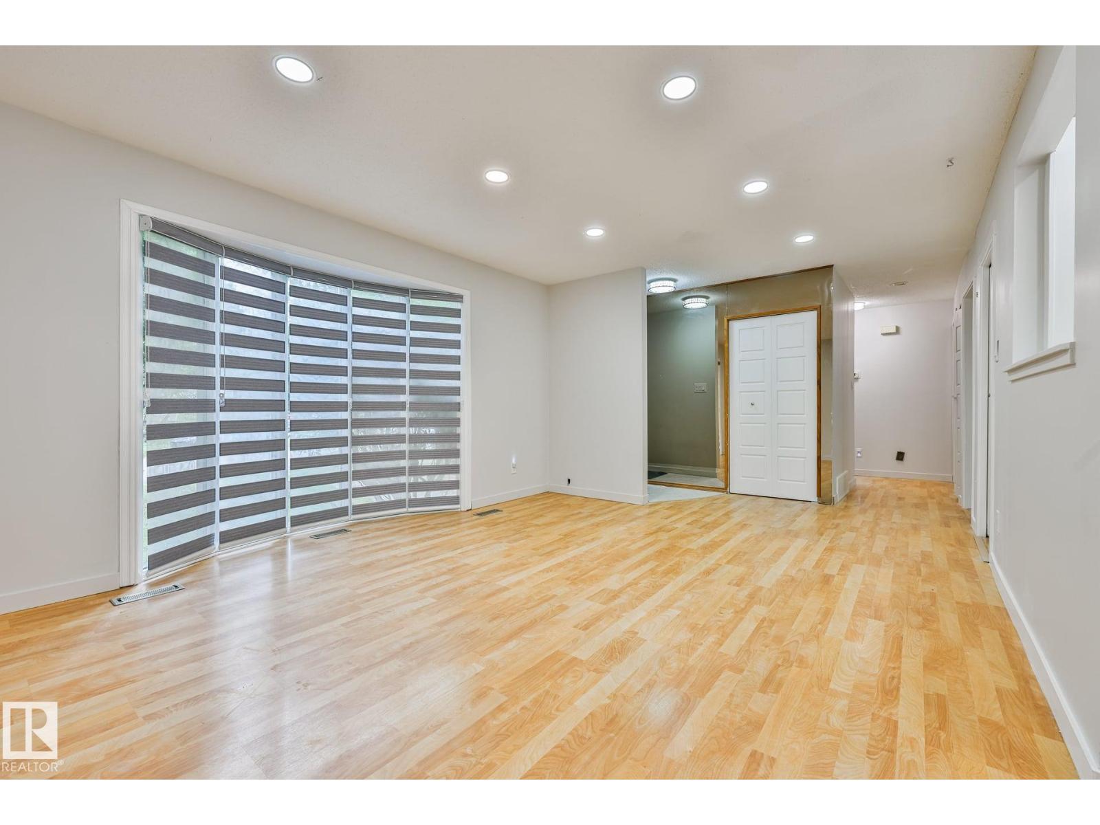 4324 70 St Nw Property Photo 4
