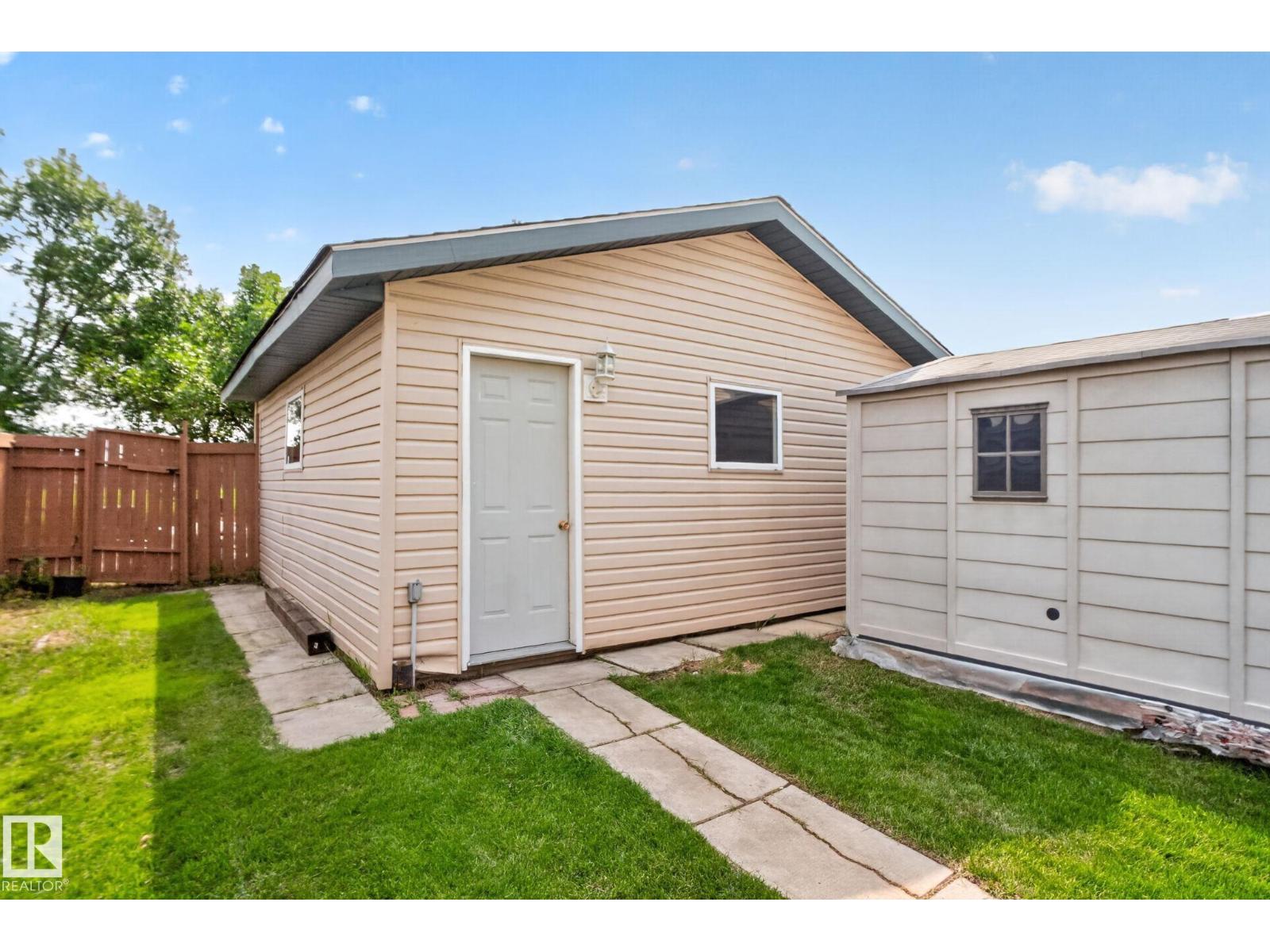 8923 173 Av Nw Property Photo 26