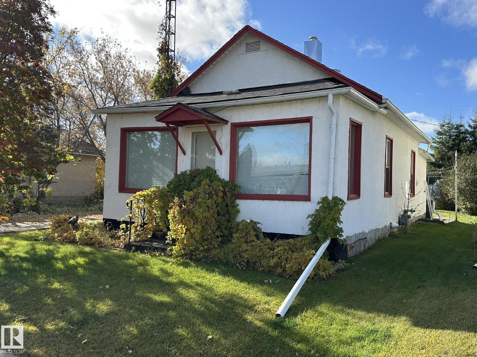 4522 51 St Property Photo 1