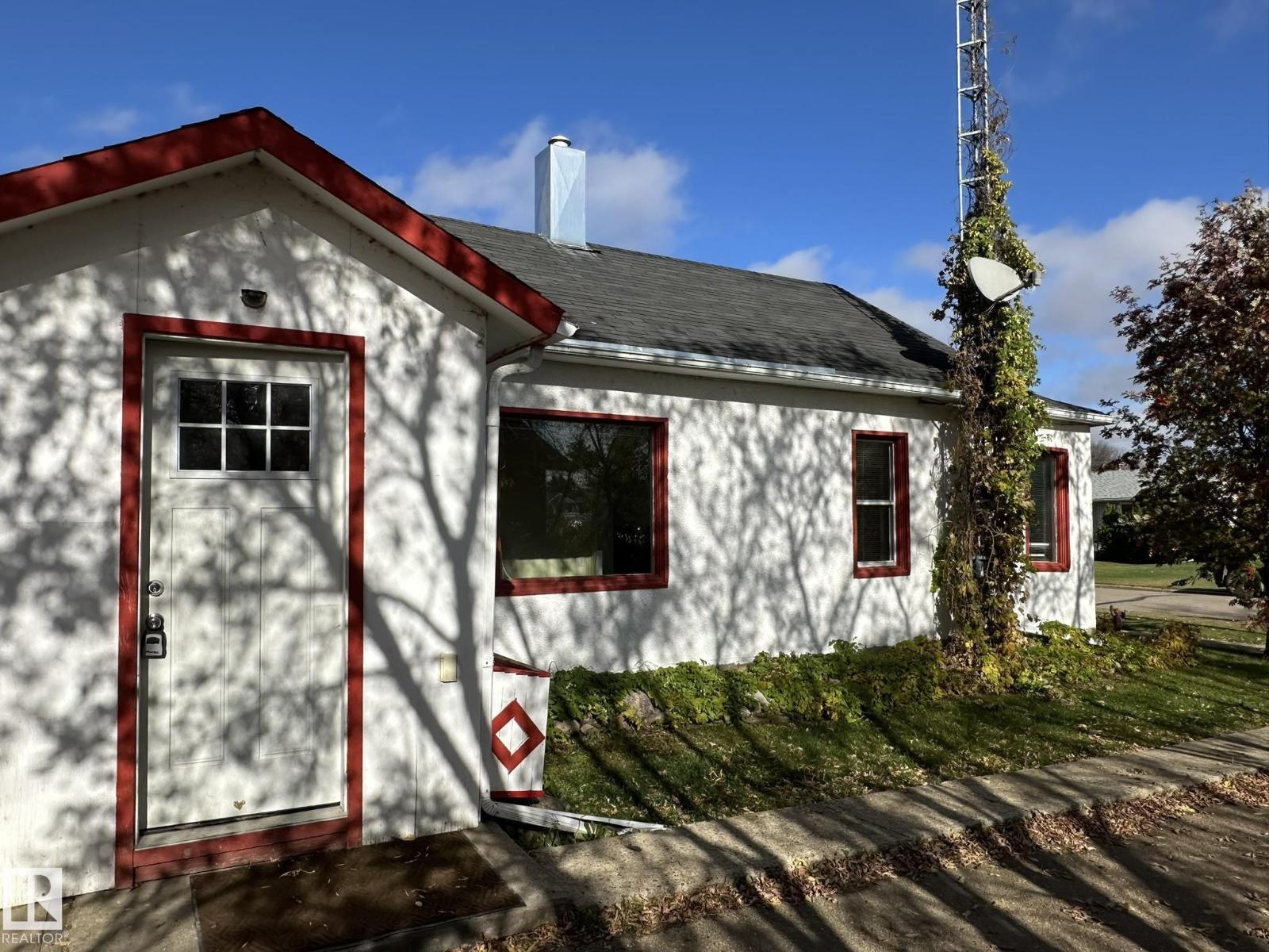 4522 51 St Property Photo 5