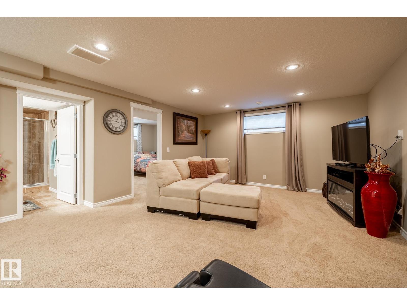 5820 7 Av Sw Property Photo 43