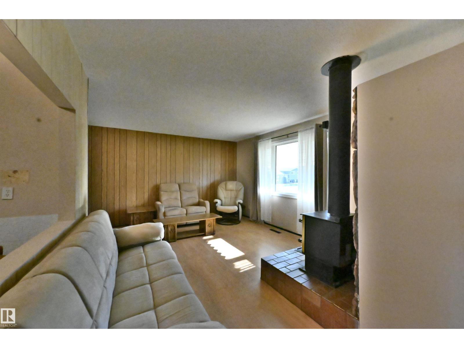 5014 54 Av Property Photo 5