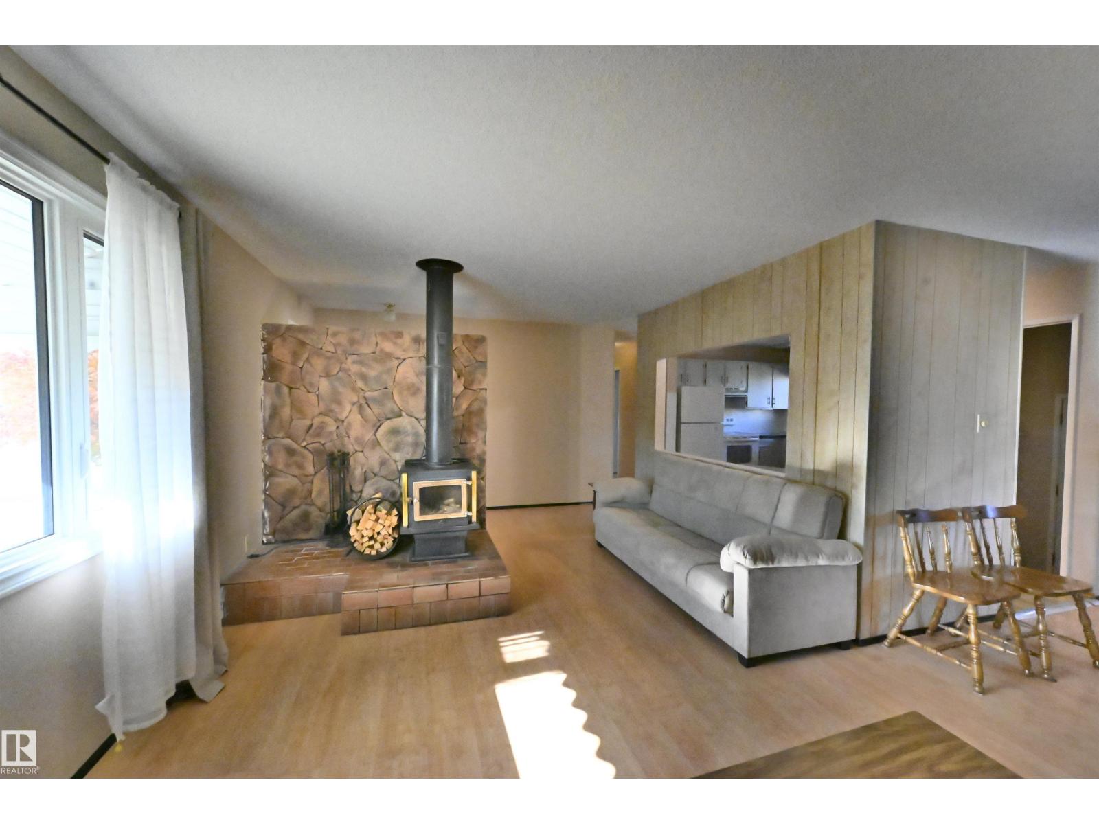 5014 54 Av Property Photo 7