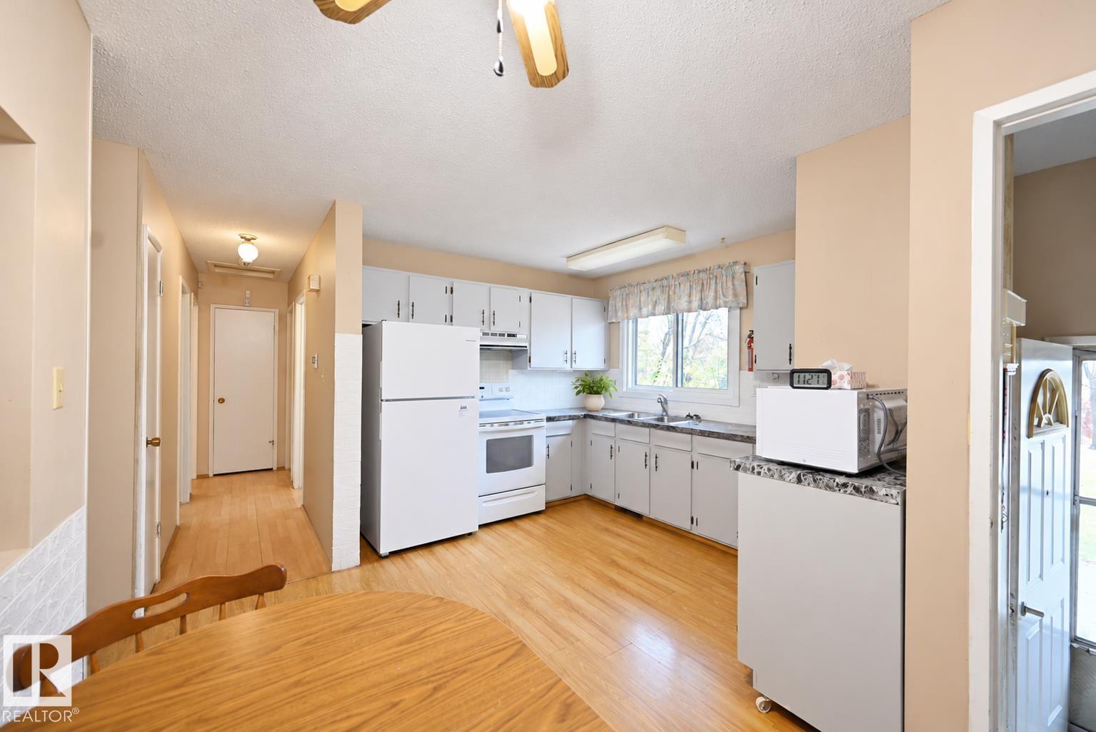 5014 54 Av Property Photo 11