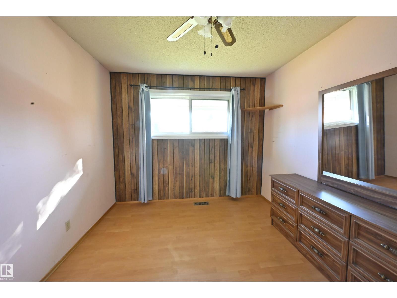 5014 54 Av Property Photo 14