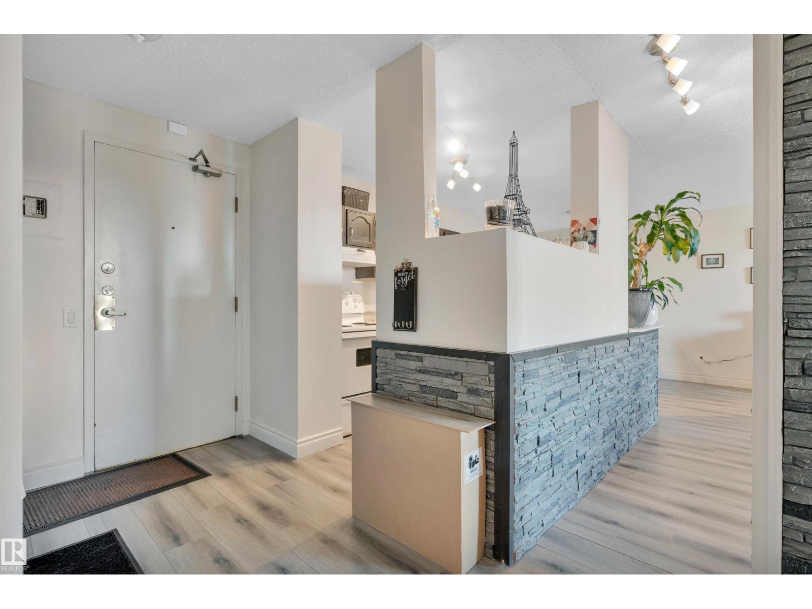 #802 10145 109 St Nw Property Photo 4