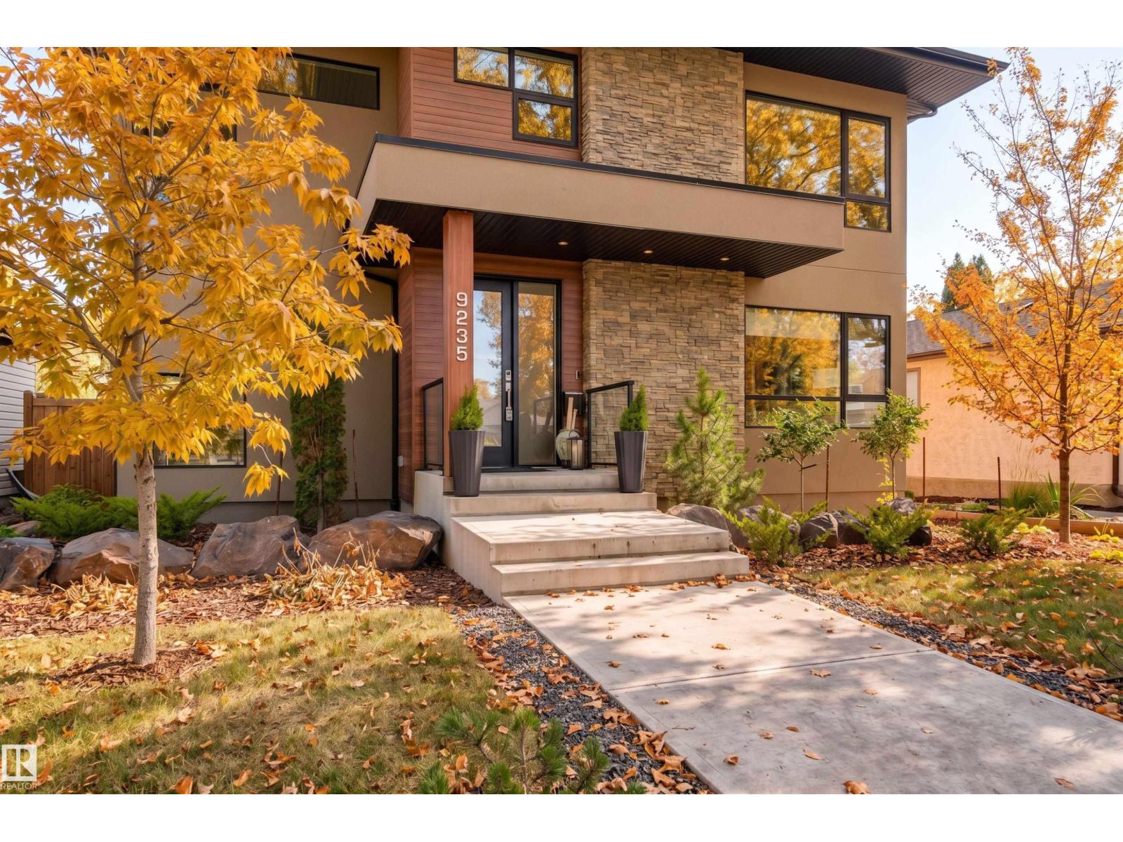 9235 148 St Nw Property Photo 3