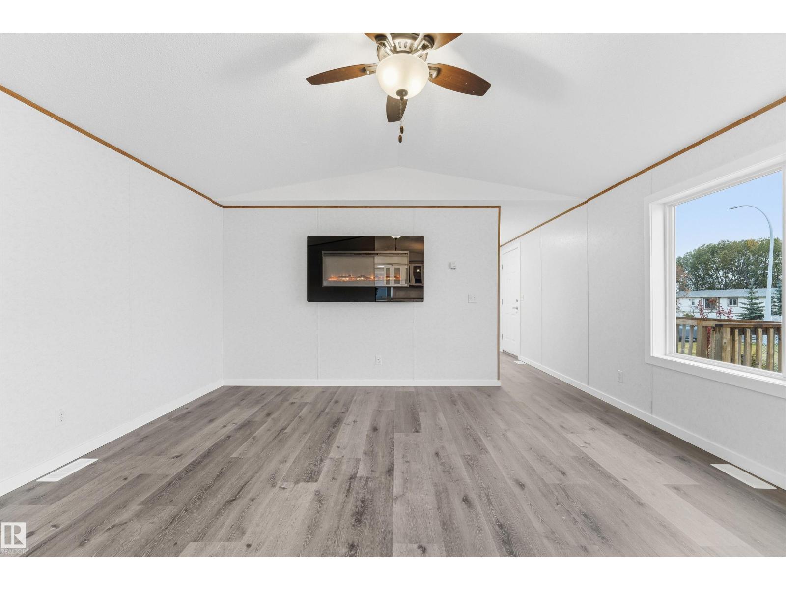 4726 49a St Property Photo 5