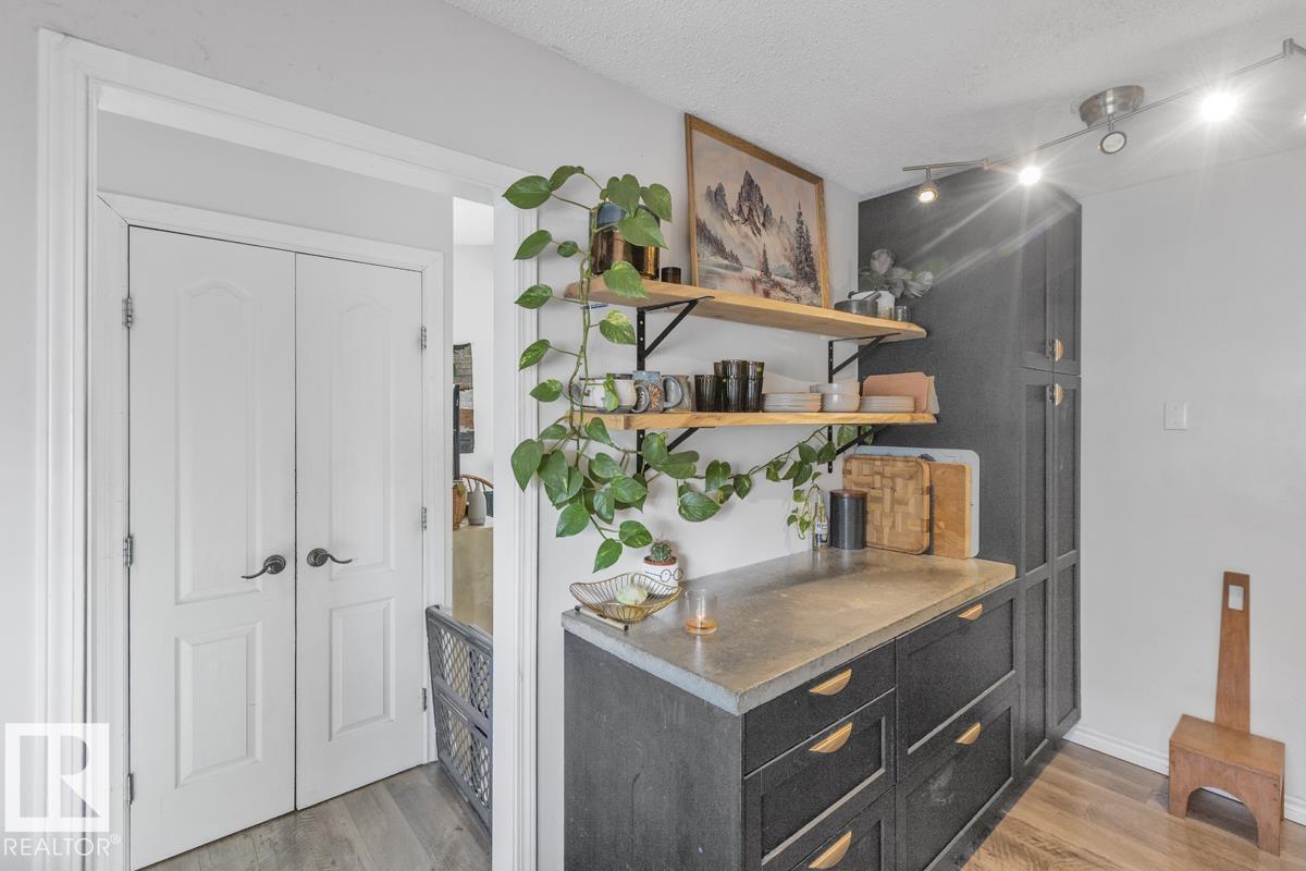 8808 43 Av Nw Property Photo 11
