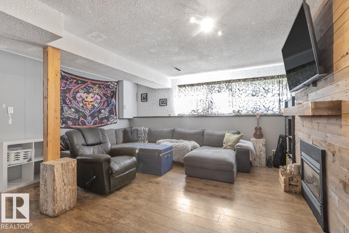 8808 43 Av Nw Property Photo 14