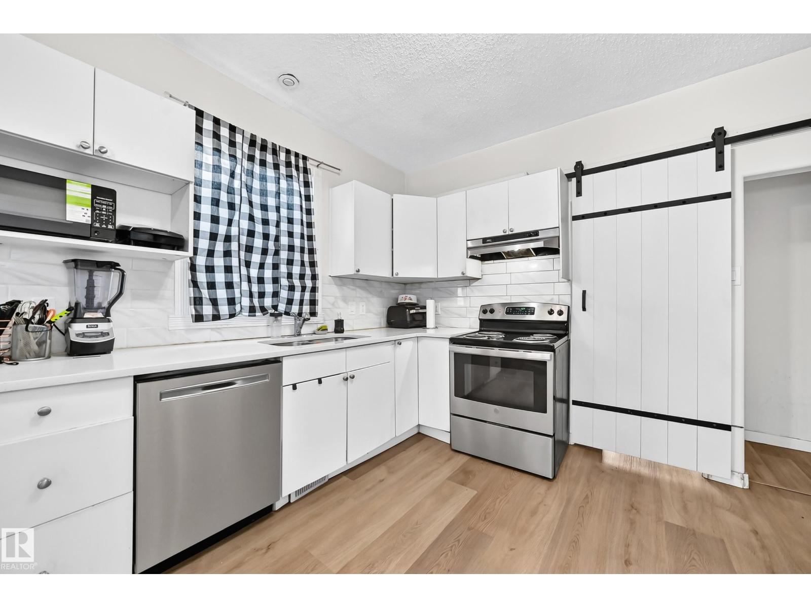 12156 92 St Nw Property Photo 2