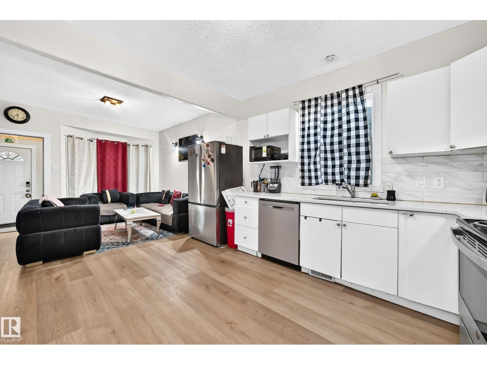 12156 92 St Nw Property Photo 3