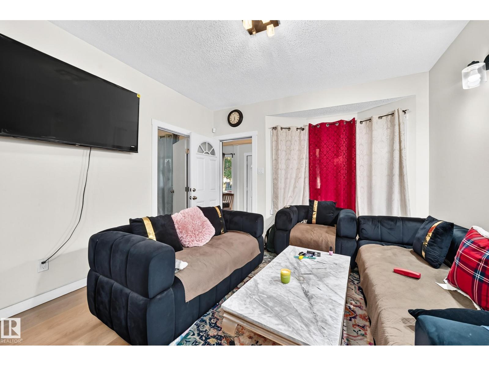 12156 92 St Nw Property Photo 6