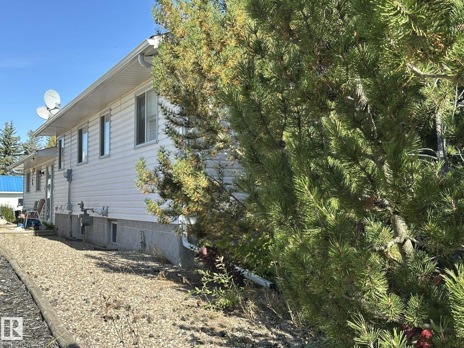 5412 43 St Property Photo 5