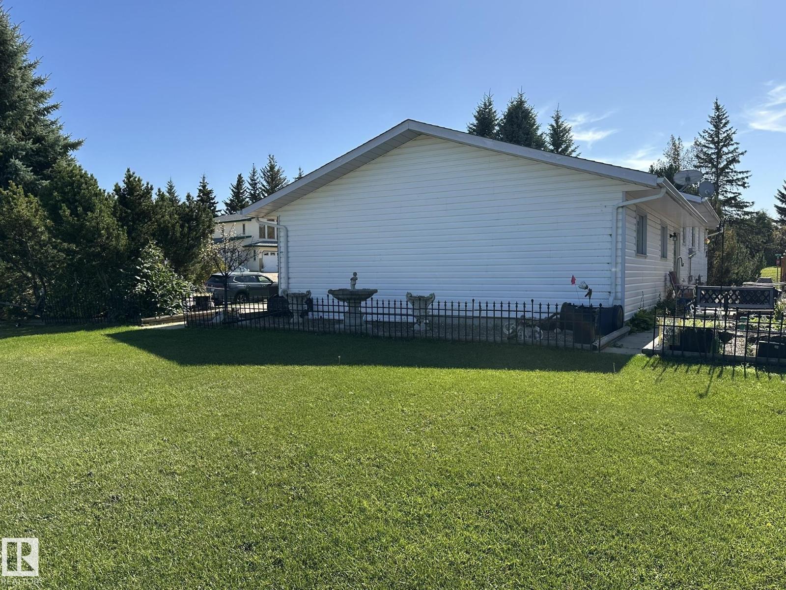 5412 43 St Property Photo 8