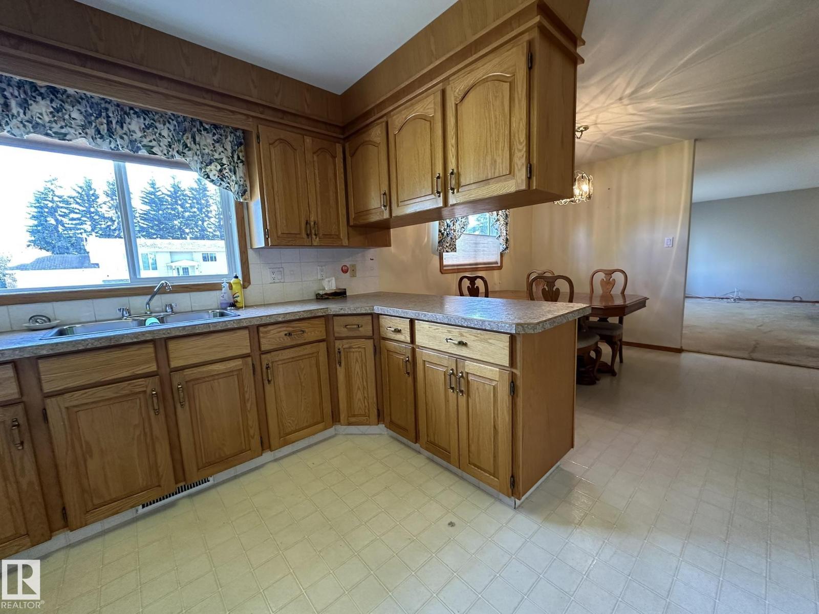 5412 43 St Property Photo 11