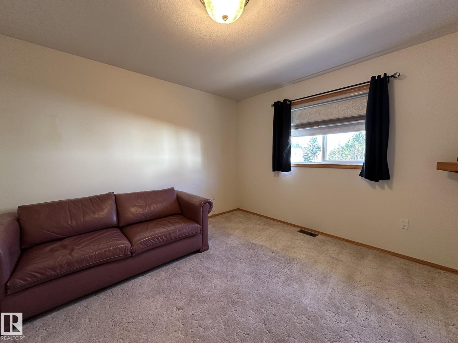 5412 43 St Property Photo 27