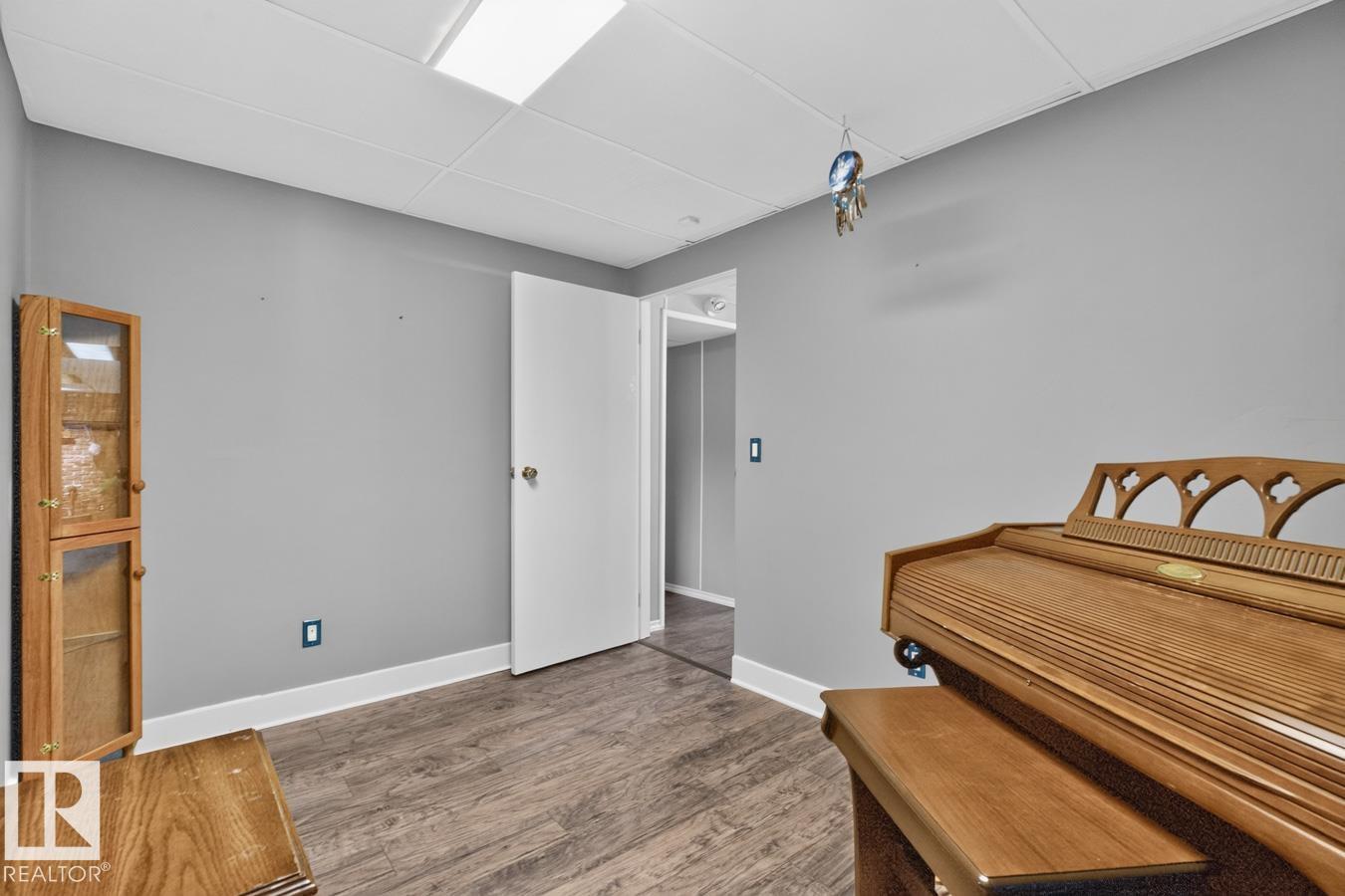 5502 48 Av Property Photo 37