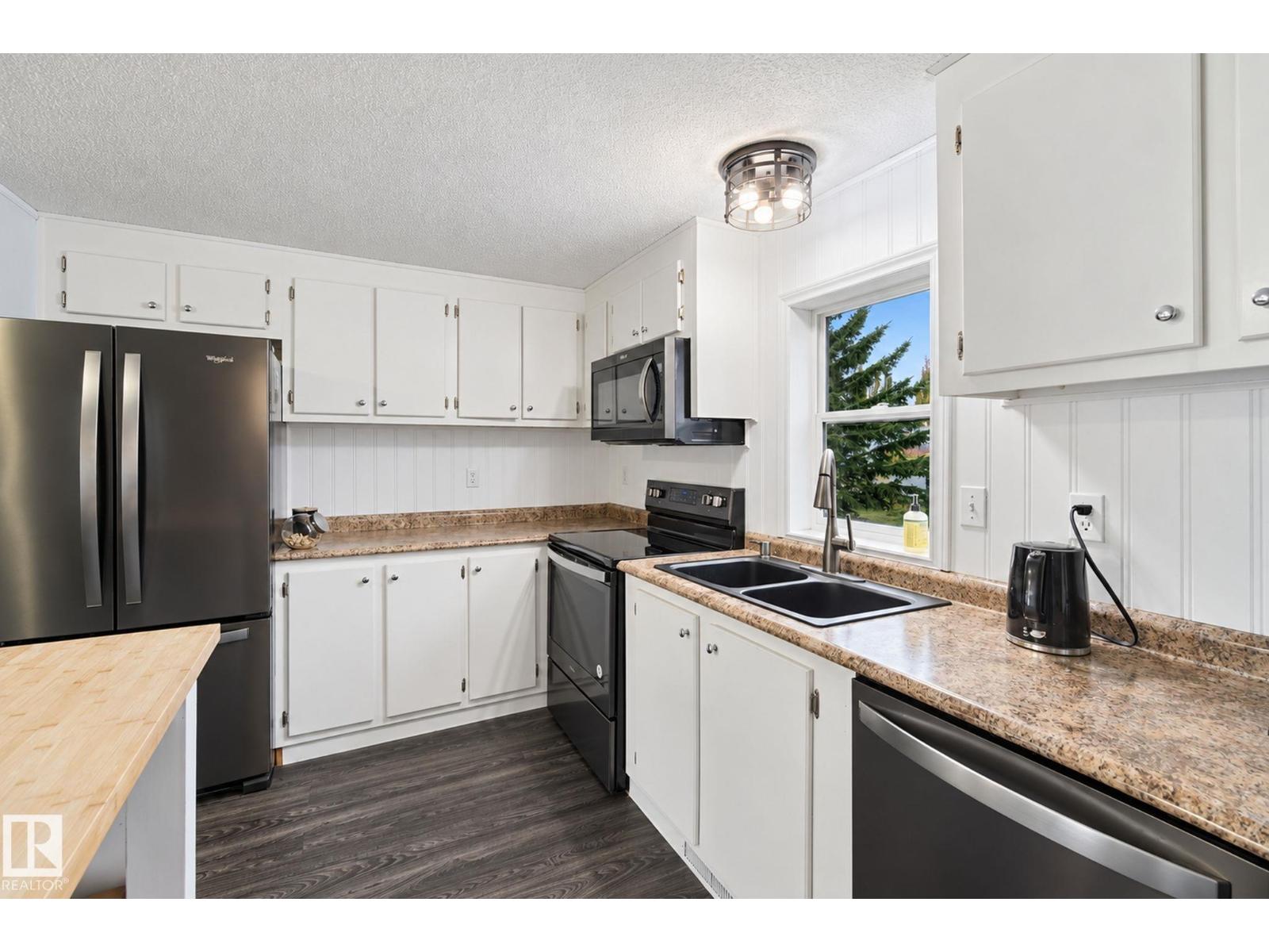 #110 3400 48 St Property Photo 4