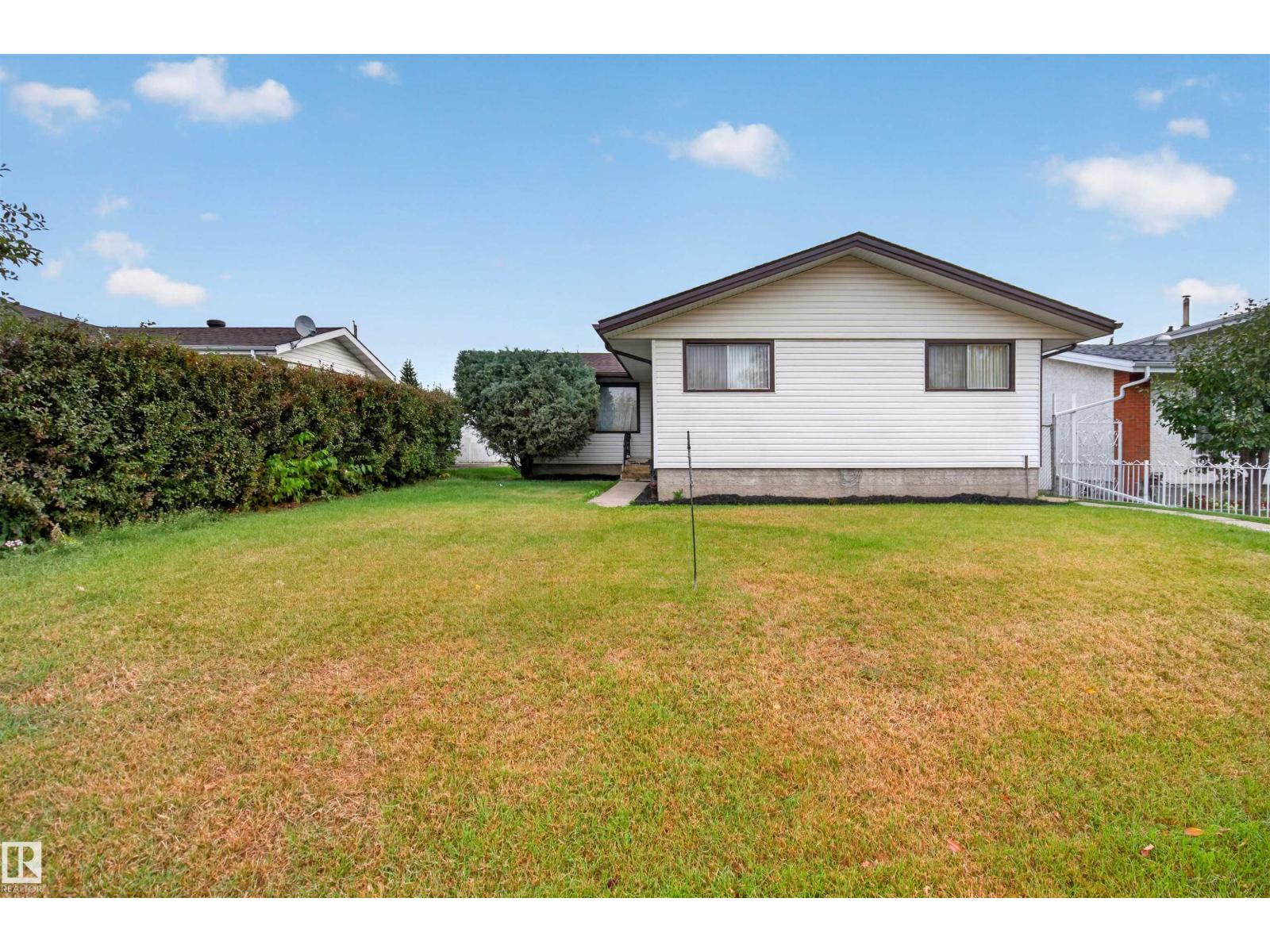 8628 135 Av Nw Property Photo 1
