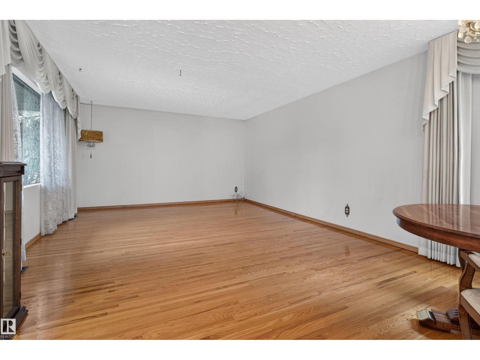 8628 135 Av Nw Property Photo 4