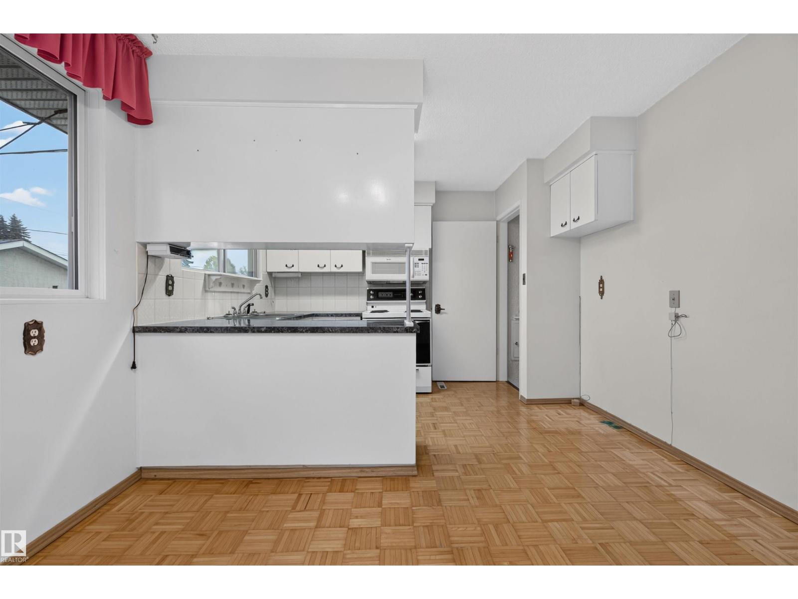 8628 135 Av Nw Property Photo 8