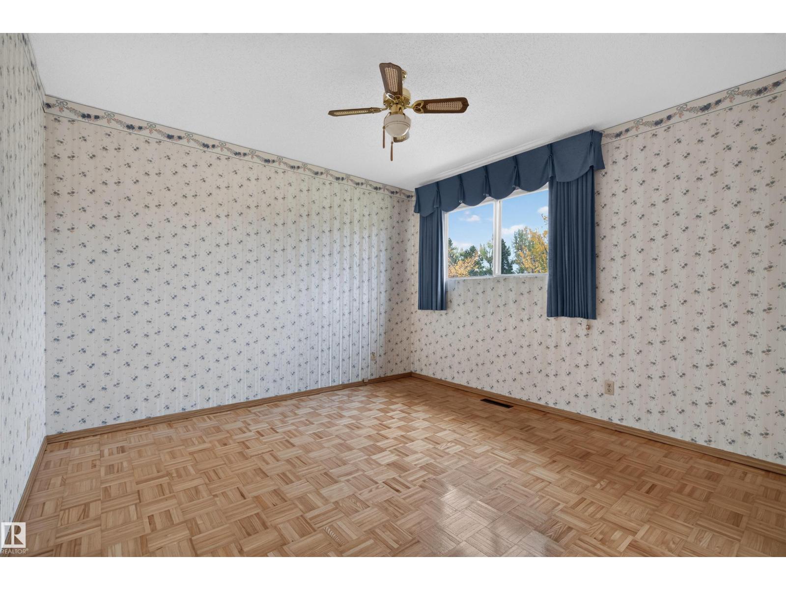 8628 135 Av Nw Property Photo 11