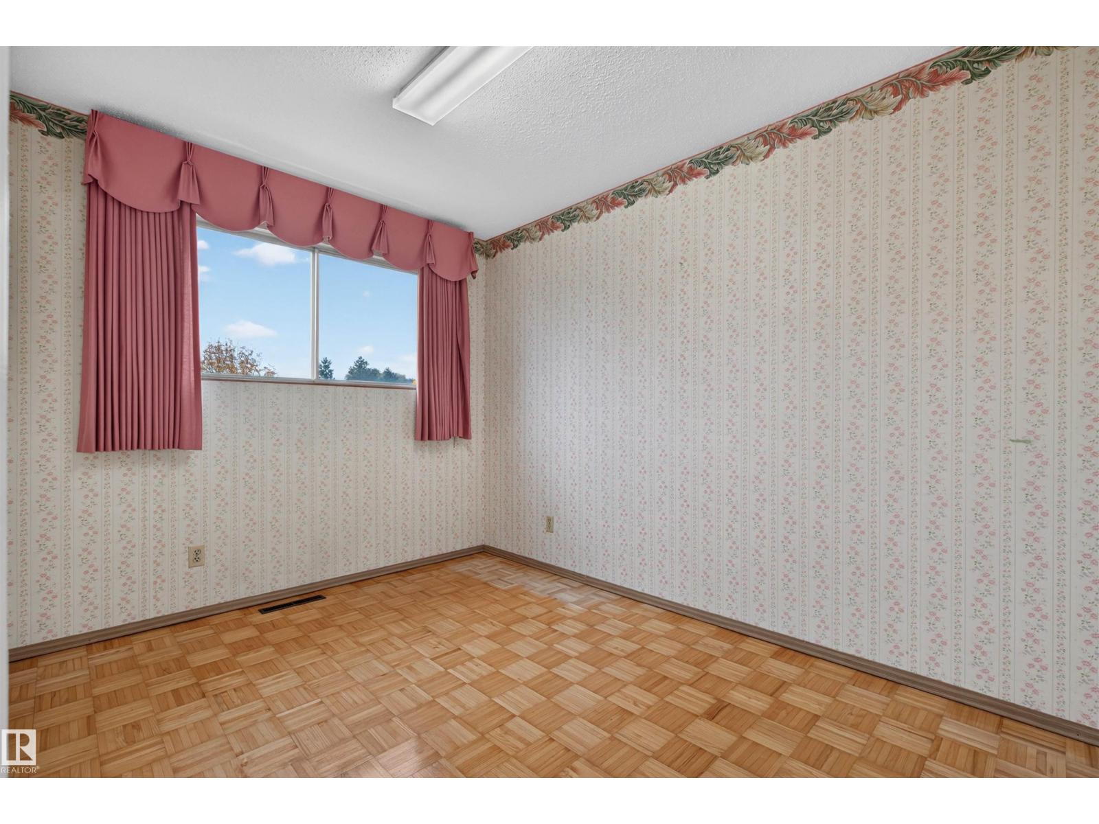 8628 135 Av Nw Property Photo 13