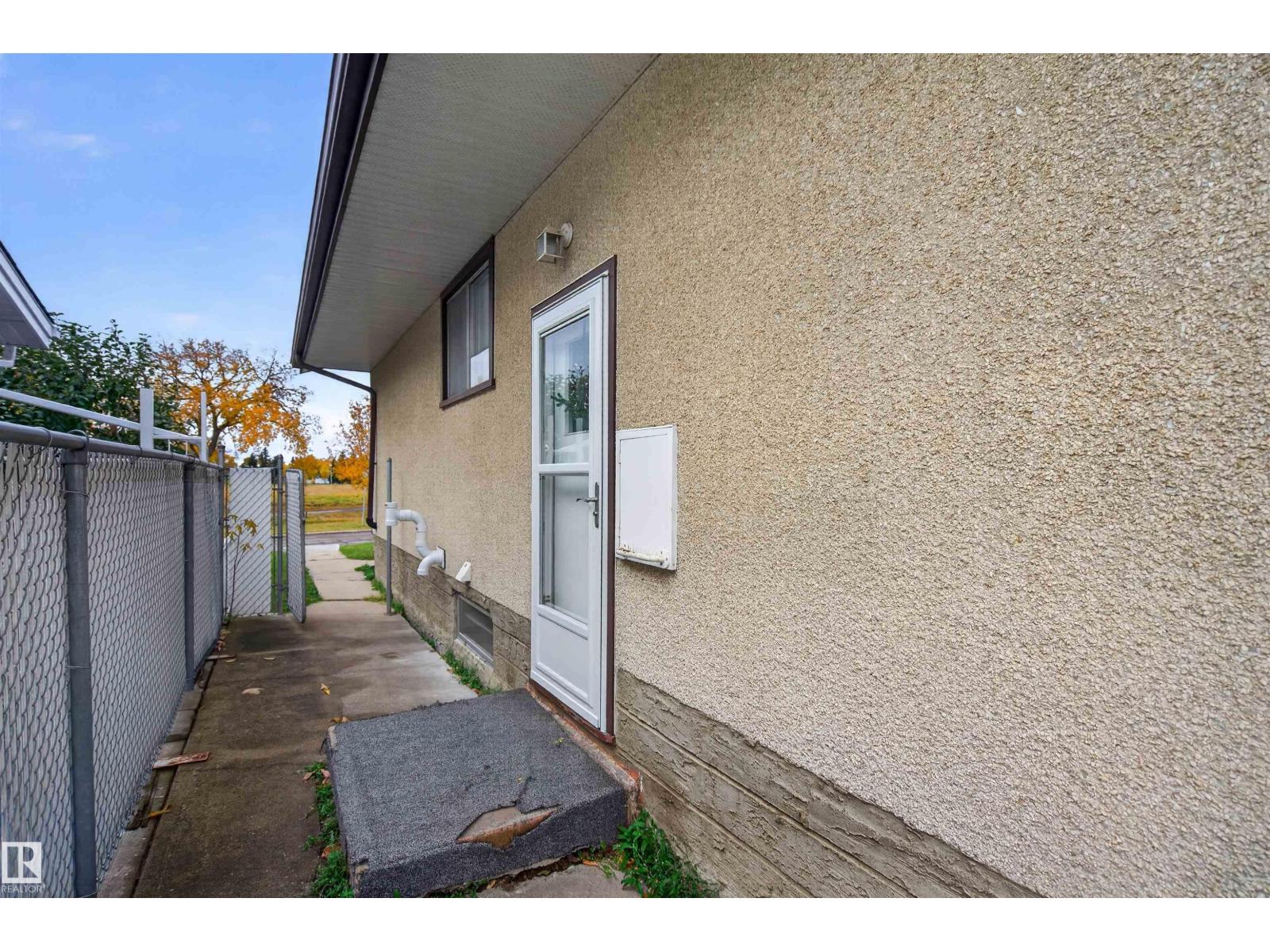 8628 135 Av Nw Property Photo 28