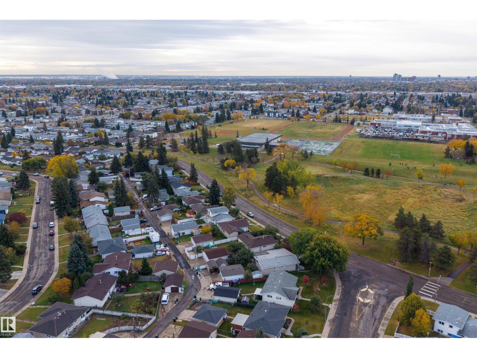 8628 135 Av Nw Property Photo 32