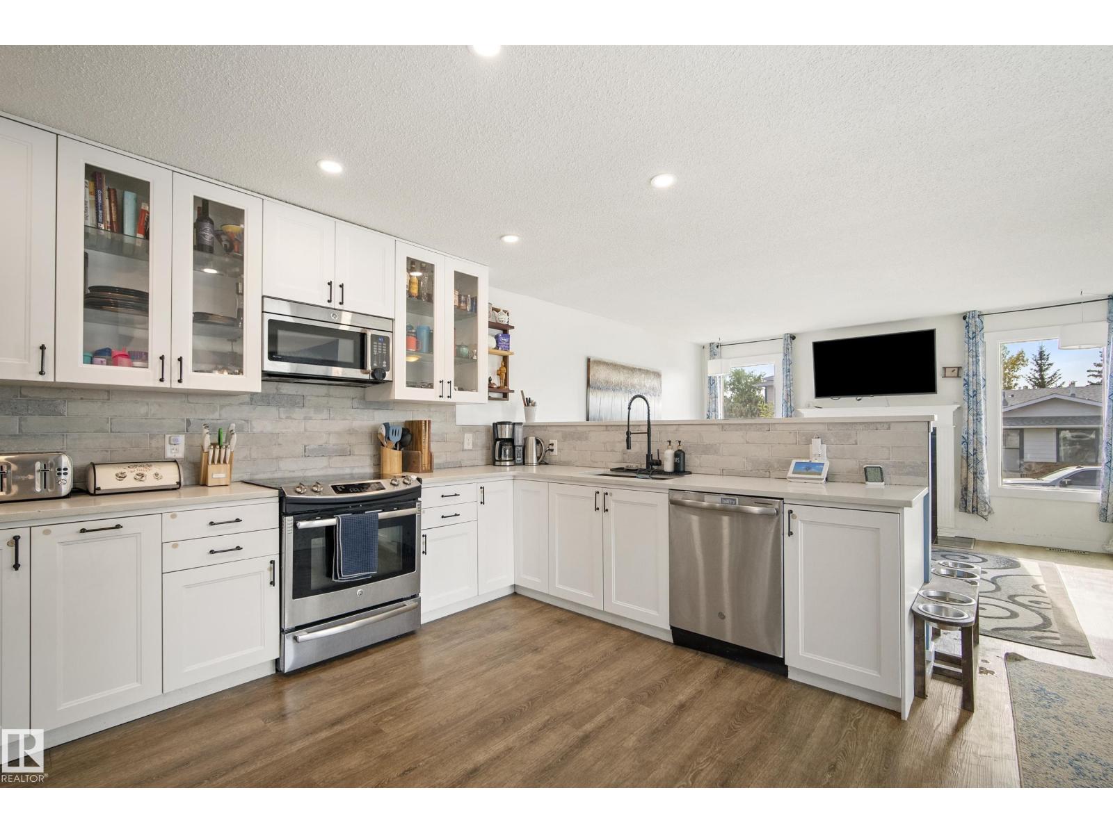 18024 73 Av Nw Property Photo 4