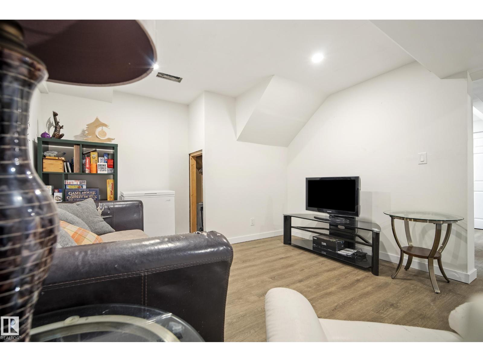 18024 73 Av Nw Property Photo 22