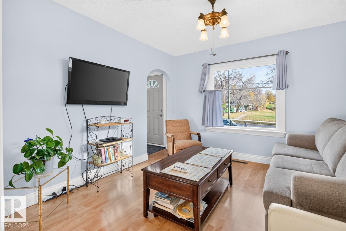 6 Mont Clare Pl Property Photo 6