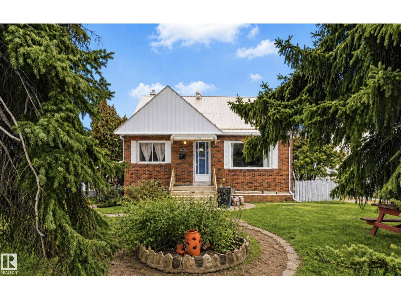 7703 77 Av Nw Property Photo 2
