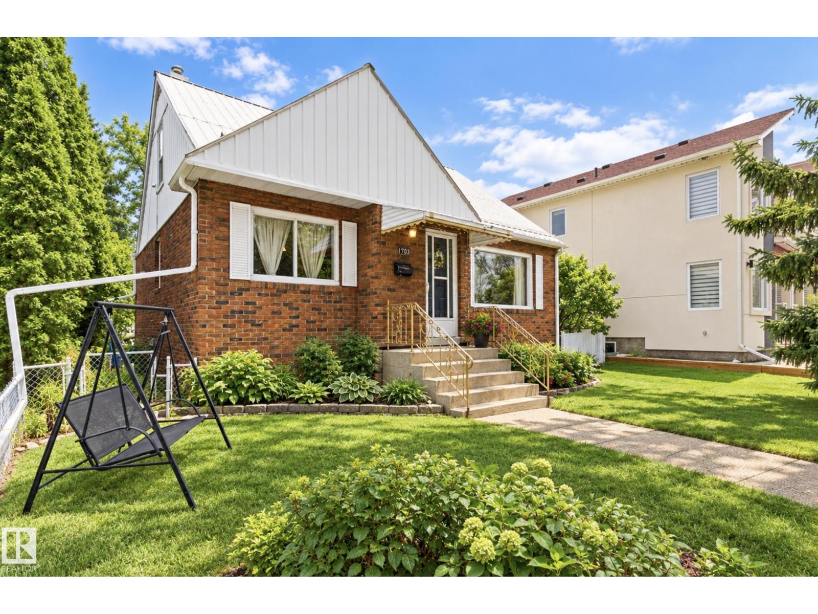 7703 77 Av Nw Property Photo 3