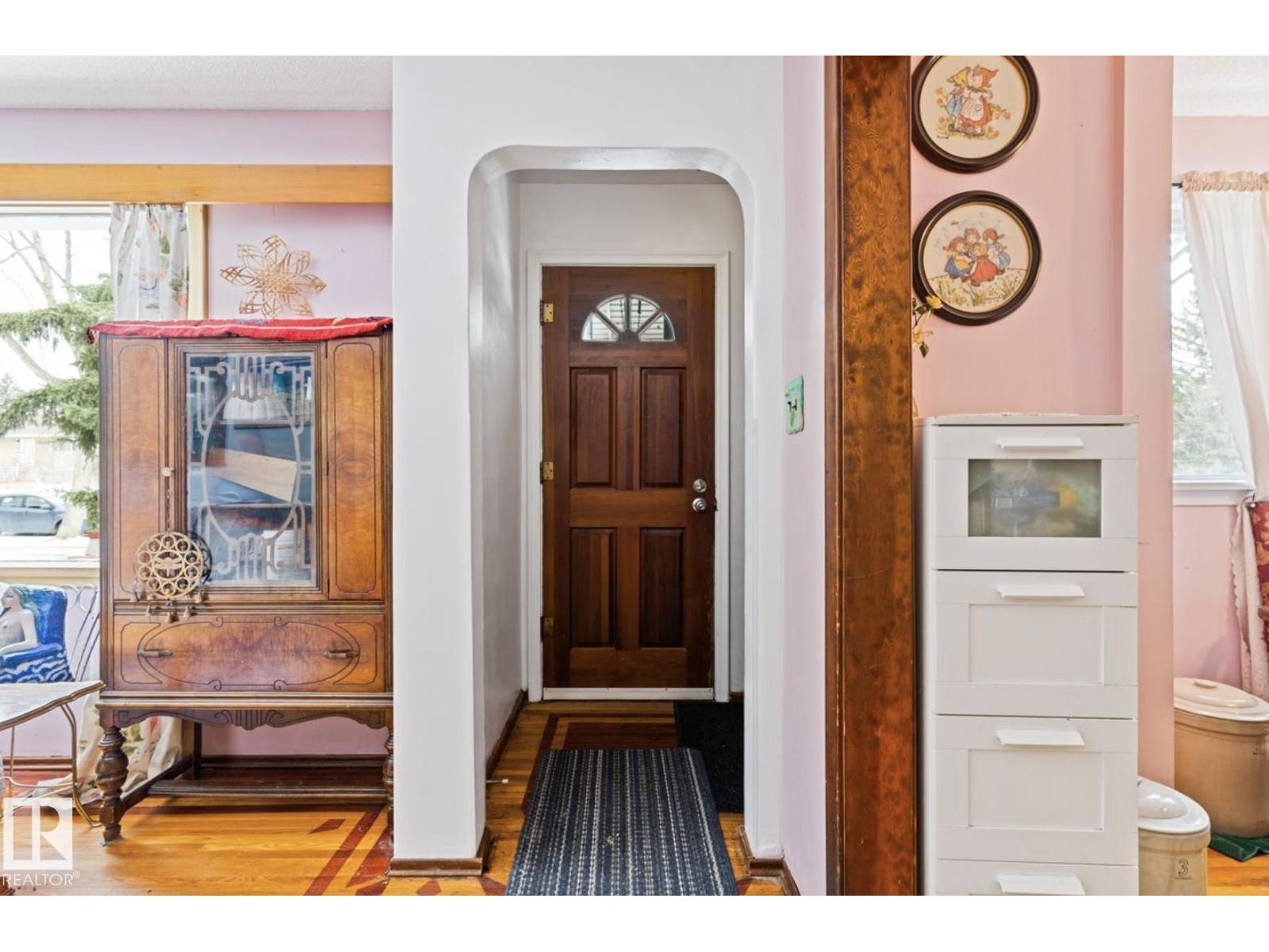 7703 77 Av Nw Property Photo 4