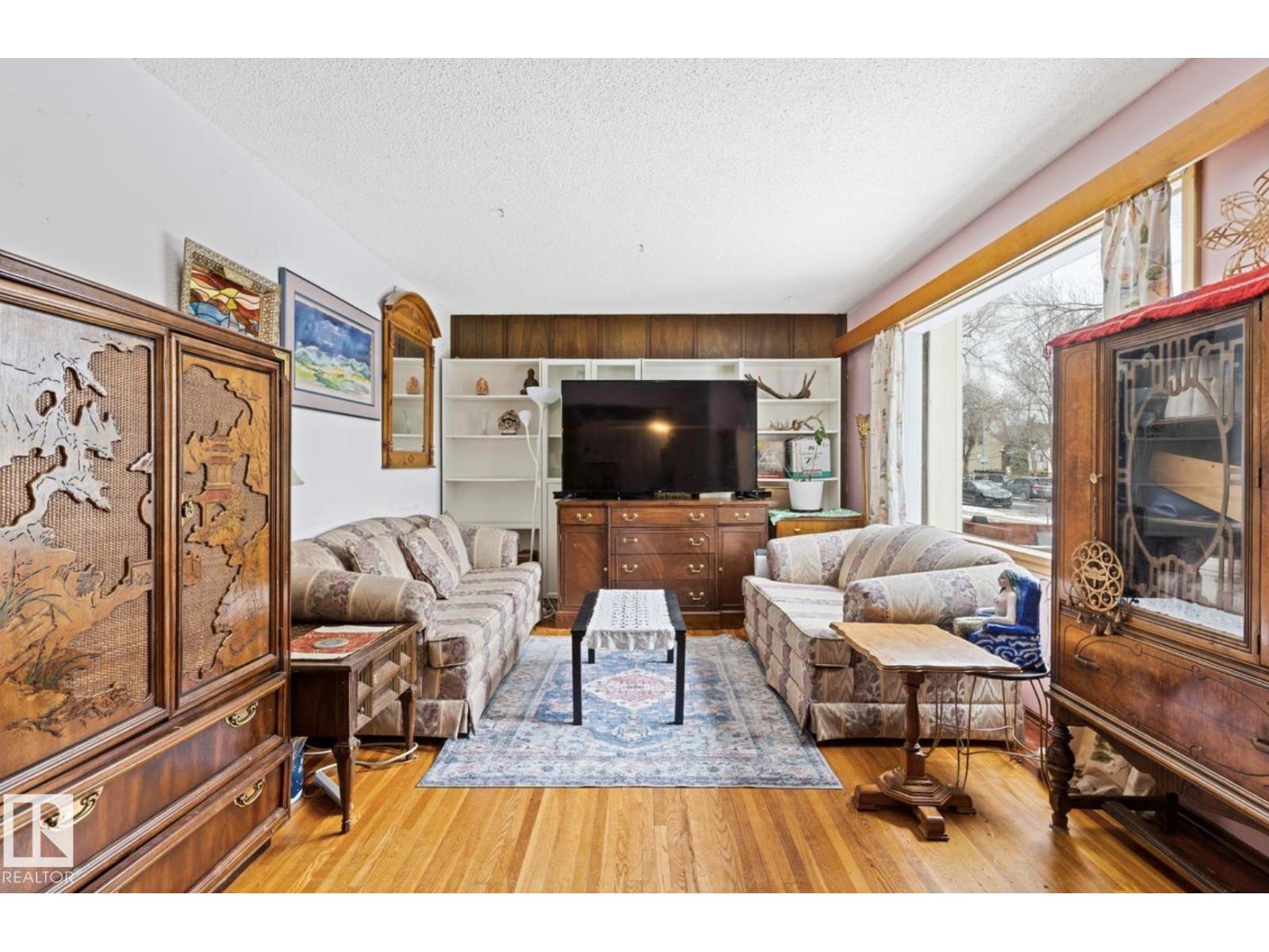 7703 77 Av Nw Property Photo 5