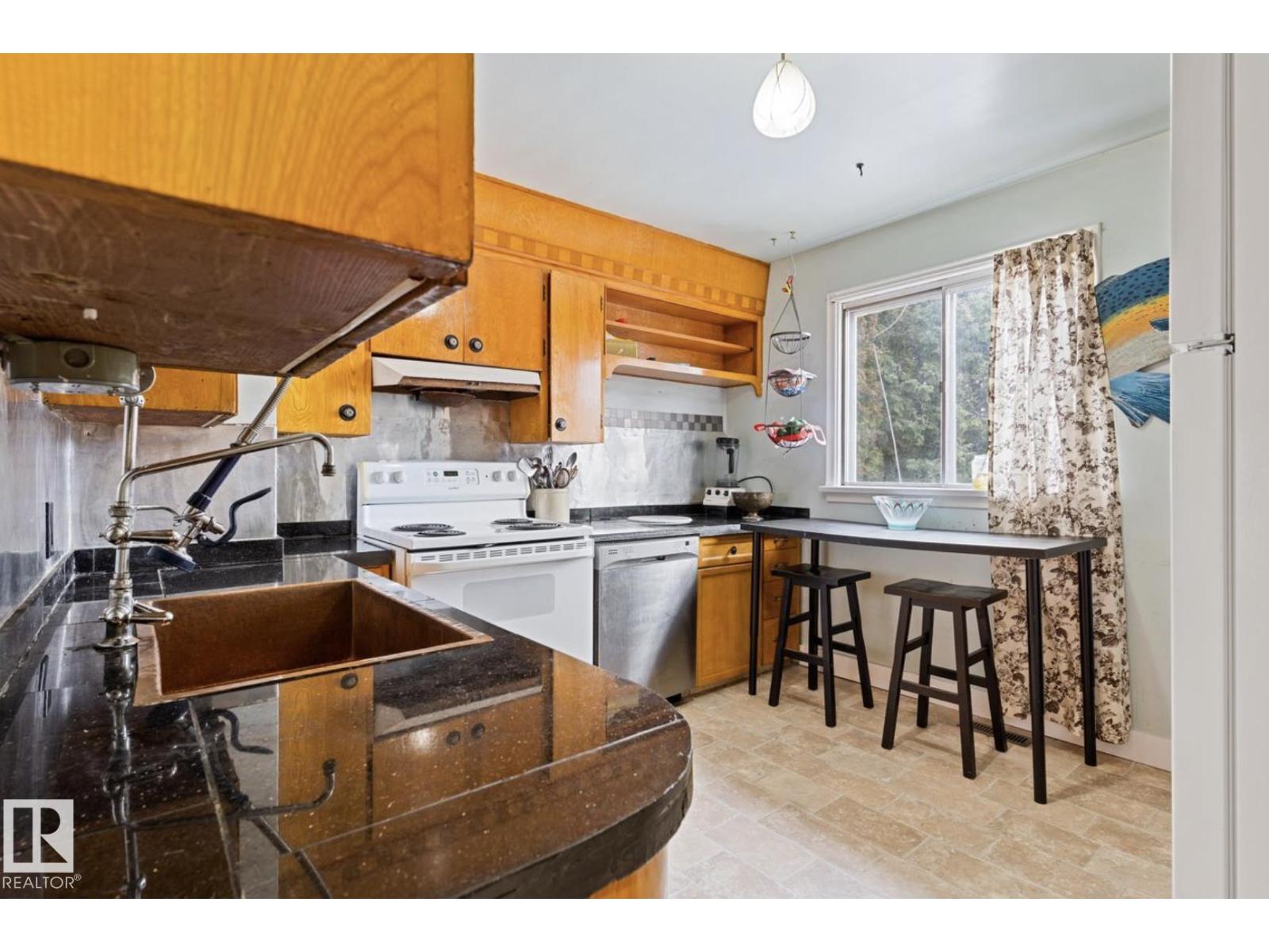 7703 77 Av Nw Property Photo 9