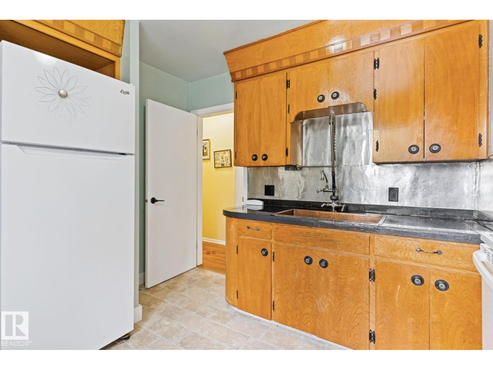 7703 77 Av Nw Property Photo 10