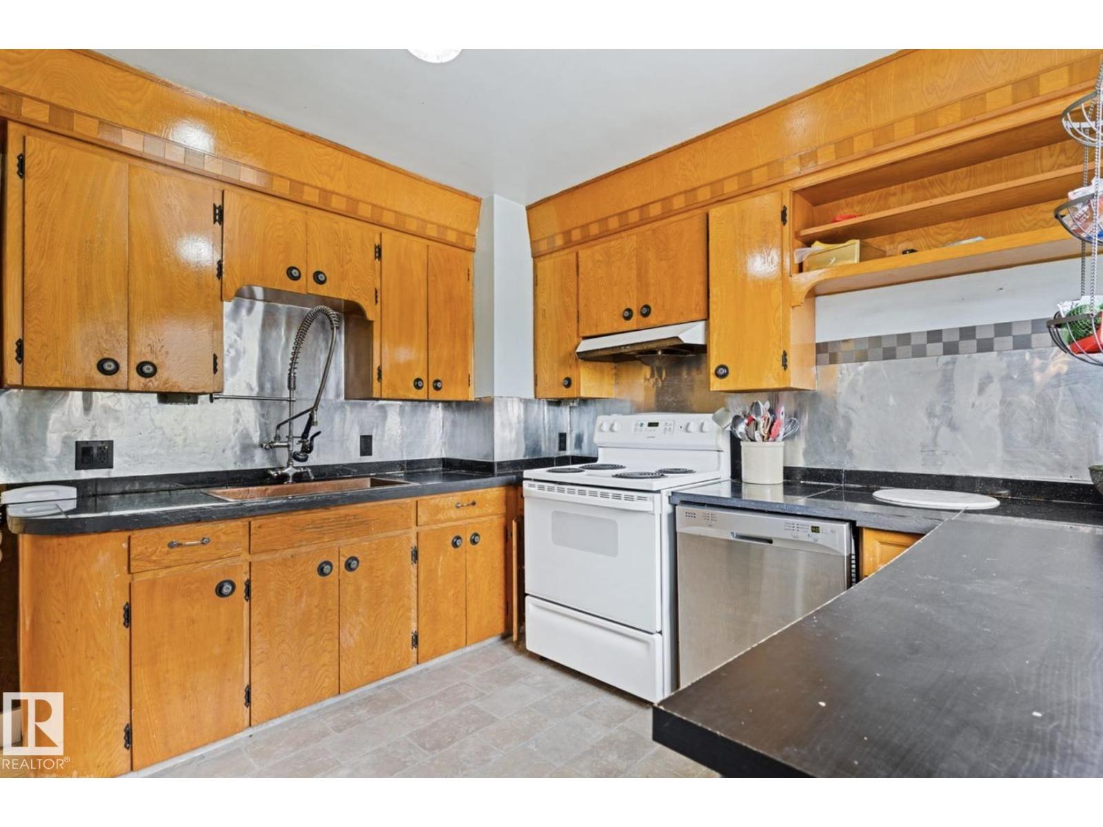 7703 77 Av Nw Property Photo 11
