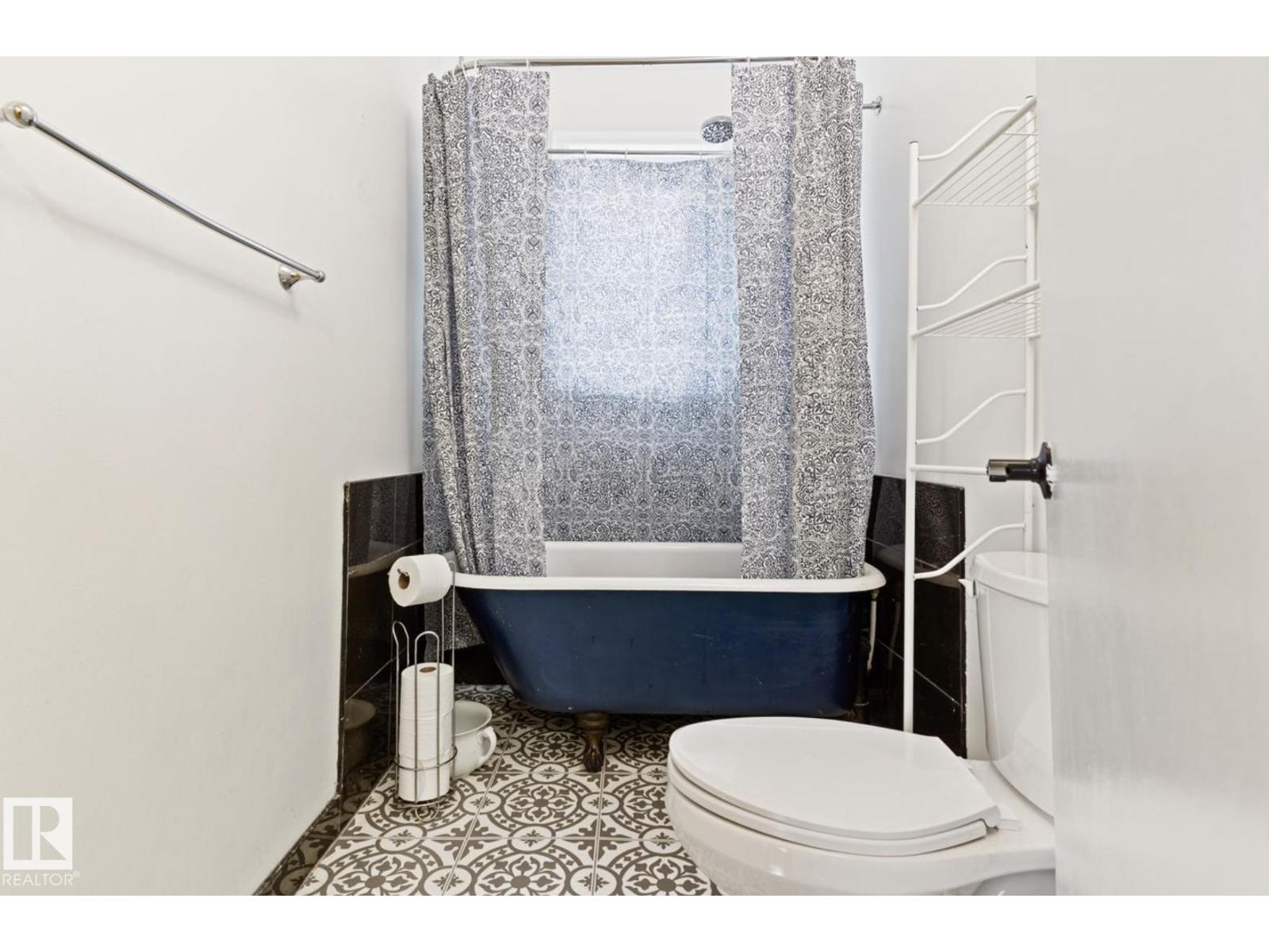 7703 77 Av Nw Property Photo 15