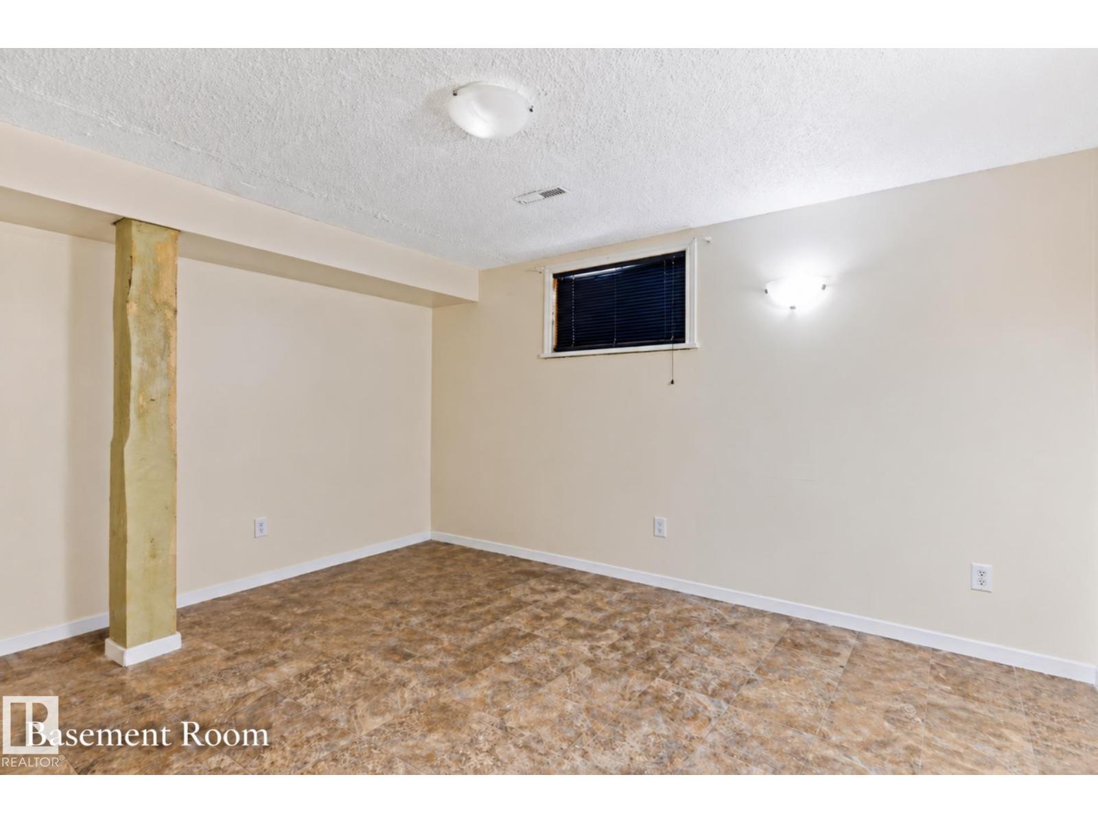 7703 77 Av Nw Property Photo 20